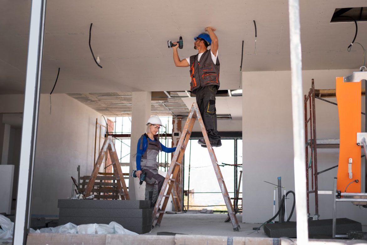 full-shot-man-woman-standing-ladder (1)