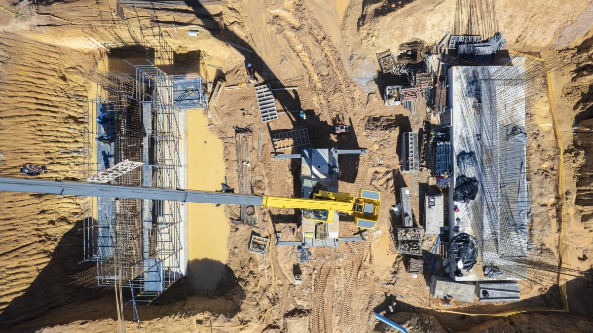 AfriSam supplied 8,500 m³ of readymix concrete for bridge structures, 1,300 m³ for in-situ culverts, and 4,100 m³ for ancillary works.